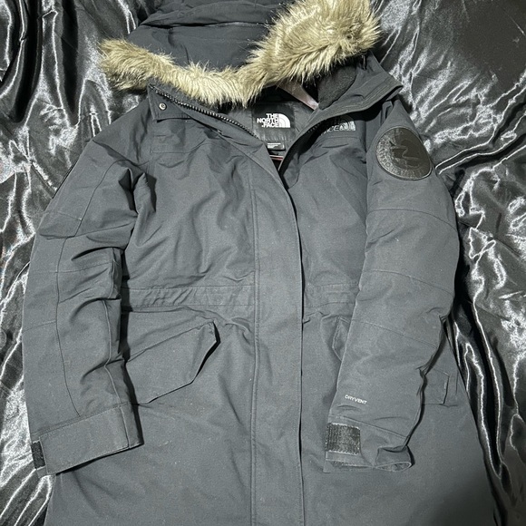 The North Face Women's Expedition Mcmurdo 700-Down Warm Parka Jacket in black. - Picture 6 of 9